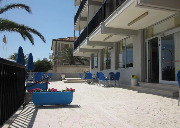 Tourist Ξενοδοχείο με διαμερίσματα 4*